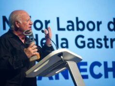 Juan Echanove emocionado al recibir un galardón nacional de gastronomía