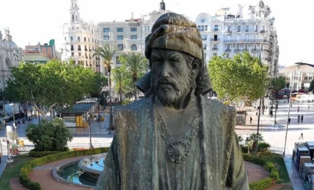 estatua con grieta en ayuntamiento de Valencia