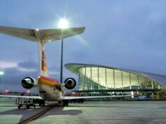 Cae una valla encima de una trabajadora del aeropuerto de Manises: este es su estado