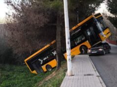 Espectacular accidente en Manises: acaba con el coche debajo de un autobús averiado
