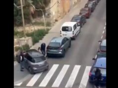 VÍDEO | Un choque tonto, un patinete traicionero y un puñetazo que lo manda a la lona en Benicalap