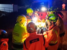 Un camión se precipita por un terraplén en Venta del Moro y su conductor queda atrapado