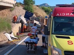 Un camión de pollos revienta un muro y colapsa la CV‑35