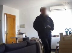 Vídeo – Un tío entra con guantes y envenena con ketchup a su familia en Requena