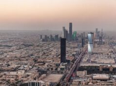 Arabia Saudí diversifica su economía con turismo y tecnología