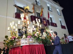 El Alcalde de Paterna, Juan Antonio Sagredo, propone al Santísimo Cristo de la Fe como Insignia de Oro de la Villa y le entrega su vara de mando en un emotivo homenaje