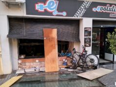 Un incendio de madrugada arrasa una tienda de patinetes en Alboraia