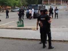 Tensión en La Coma: rodean a la Policía para frenar una detención