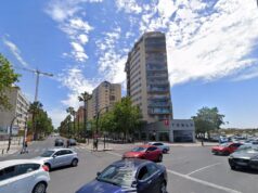 Un joven cae desde un piso 14 junto a la finca incendiada de Valencia