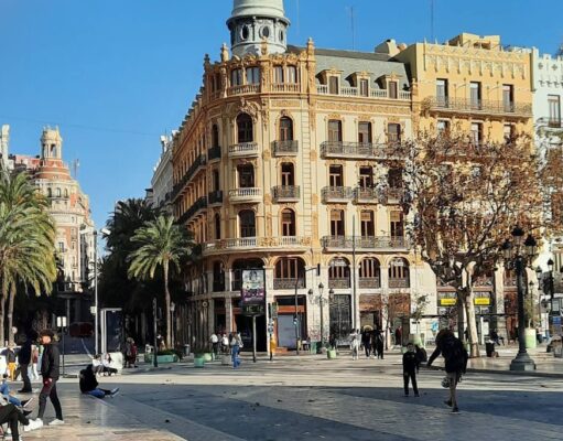 Apuñala con un destornillador a un joven en Valencia por no darle tabaco