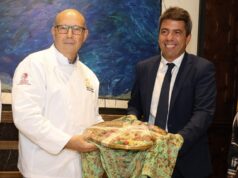Carlos Mazón recibe la tradicional ‘mocadorà’ de Sant Donís de la mano del Gremio de Panaderos y Pasteleros de València