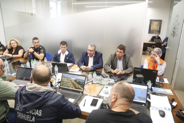 Carlos_Mazon_supervisa_la_respuesta_ante_la_alerta_roja_por_lluvias_en_Orihuela.jpg