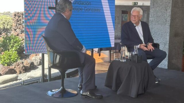 Felipe_gonzalez_en_el_foro_global_sur_en_arrecife.jpg