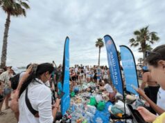 ISDIN y Caser promueven una jornada ecológica en la playa de Nova Icaria