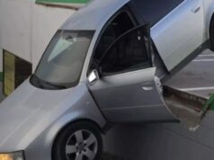 Accidente absurdo en Paterna: conducía sin carné por el parking de un súper