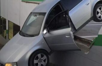 Accidente absurdo en Paterna: conducía sin carné por el parking de un súper