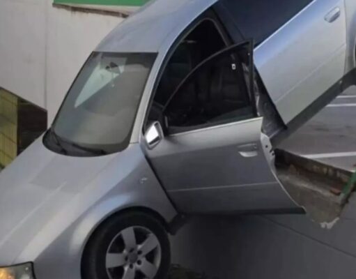 Accidente absurdo en Paterna: conducía sin carné por el parking de un súper