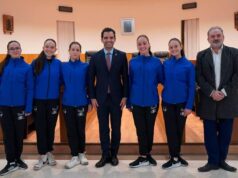 Juan Antonio Sagredo homenajea al equipo junior del Club de Gimnasia Rítmica de La Canyada tras su victoria nacional