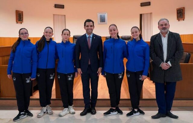 Juan_Antonio_Sagredo_homenajea_al_equipo_junior_del_Club_de_Gimnasia_Ritmica_de_La_Canyada_tras_su_victoria_nacional.jpg