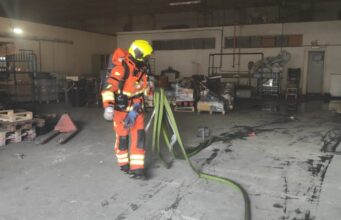 Dos policías salvan a varios trabajadores de un incendio en Paterna