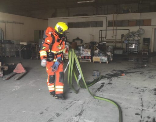 Dos policías salvan a varios trabajadores de un incendio en Paterna