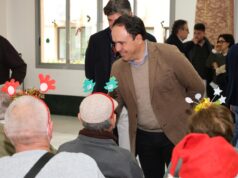 El President Pérez Llorca celebra las fiestas navideñas con los residentes del Asilo Santa Marta en Villajoyosa