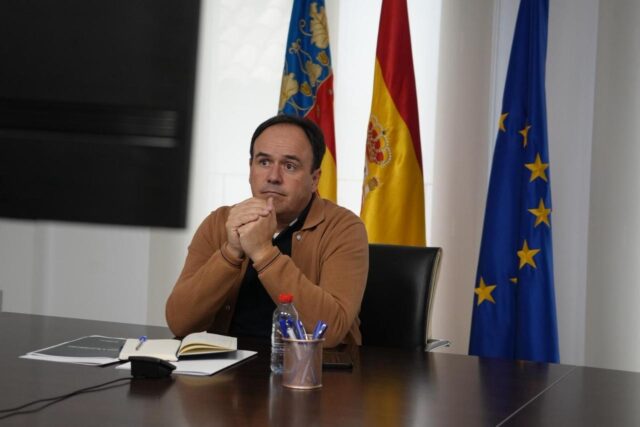 El_President_de_la_Generalitat_aborda_la_situacion_de_lluvias_en_Valencia_con_el_conseller_de_Emergencias.jpg