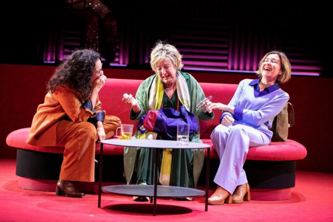 El Teatro Principal de Valencia acoge ‘Les bàrbares’, una obra sobre la amistad y generaciones de mujeres