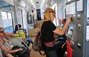 La Generalitat prorroga hasta 2026 los precios del transporte público y la gratuidad para menores y afectados por la Dana