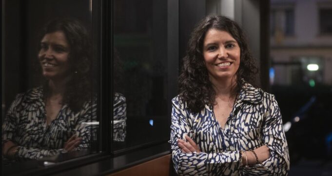 María Angustias Salmerón critica el uso temprano del móvil en niños