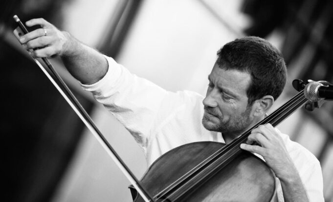 Matthieu Saglio ofrece un concierto en el Auditori de Castelló este sábado