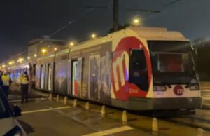 Un incendio en un tranvía paraliza la avenida de Tarongers