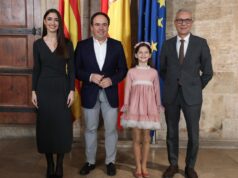 Pérez Llorca se Reúne con las Falleras Mayores de València para Resaltar la Cultura Valenciana
