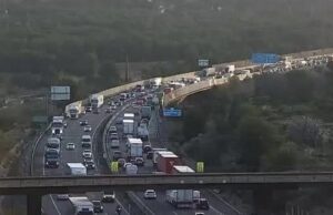 Caos en la CV-35: Paterna amanece con 3 km de colas