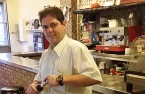 “Nunca te olvidaremos”: Puçol se vuelca en despedir al camarero Juan