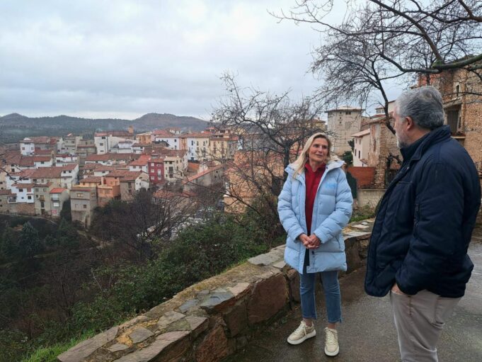 La delegada del Consell visita Fuente la Reina y Villanueva de Viver para abordar los desafíos del interior