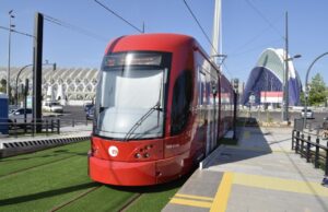 Metrovalencia Optimiza el Acceso a la Exposición del Ninot a Través de la Línea 10 de Tranvía