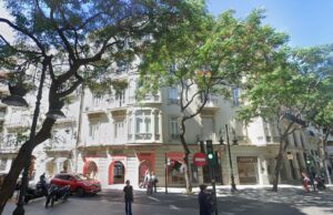 Cierra una histórica tienda de calzado y complementos del centro de Valencia