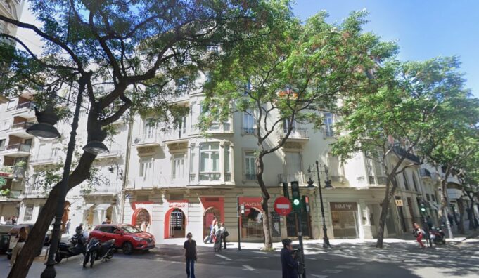 Cierra una histórica tienda de calzado y complementos del centro de Valencia