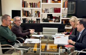 Carmen Ortí se reúne con organizadores de la Fira del Llibre de València para abordar desafíos del sector