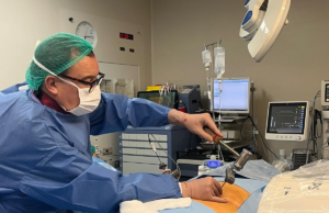 El Hospital Clínico de València implementa una innovadora técnica para el tratamiento del dolor lumbar crónico