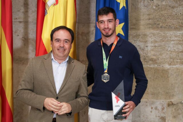 El_President_de_la_Generalitat_Elogia_al_Atleta_Quique_Llopis_por_su_Exito_en_el_Mundial_de_Atletismo.jpg