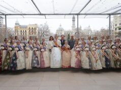El president Pérez Llorca participa en la mascletà de València