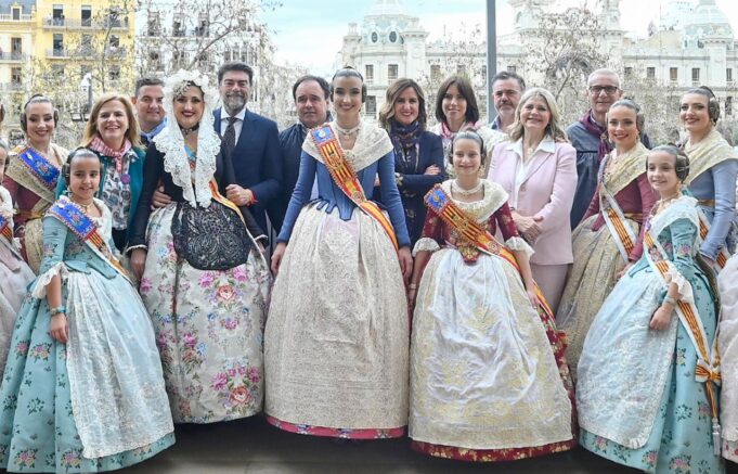 El presidente Pérez Llorca asiste a la tradicional ‘mascletà’ en València
