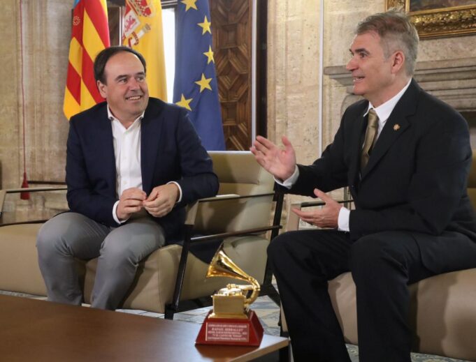 El presidente Pérez Llorca se reúne con el guitarrista valenciano Rafael Serrallet, premio Grammy Latino 2025