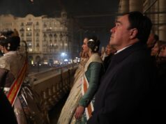 El presidente de la Generalitat asiste a la ‘Cremà’ de las fallas en València