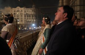 El presidente de la Generalitat asiste a la ‘Cremà’ de las fallas en València