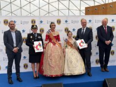La Policía de la Generalitat da la bienvenida a las falleras mayores de València y sus cortas de honor en un encuentro tradicional
