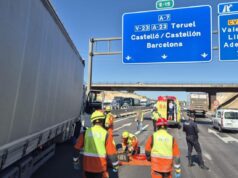 Un conductor queda atrapado en plena A-7 tras un choque en Paterna