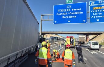 Un conductor queda atrapado en plena A-7 tras un choque en Paterna